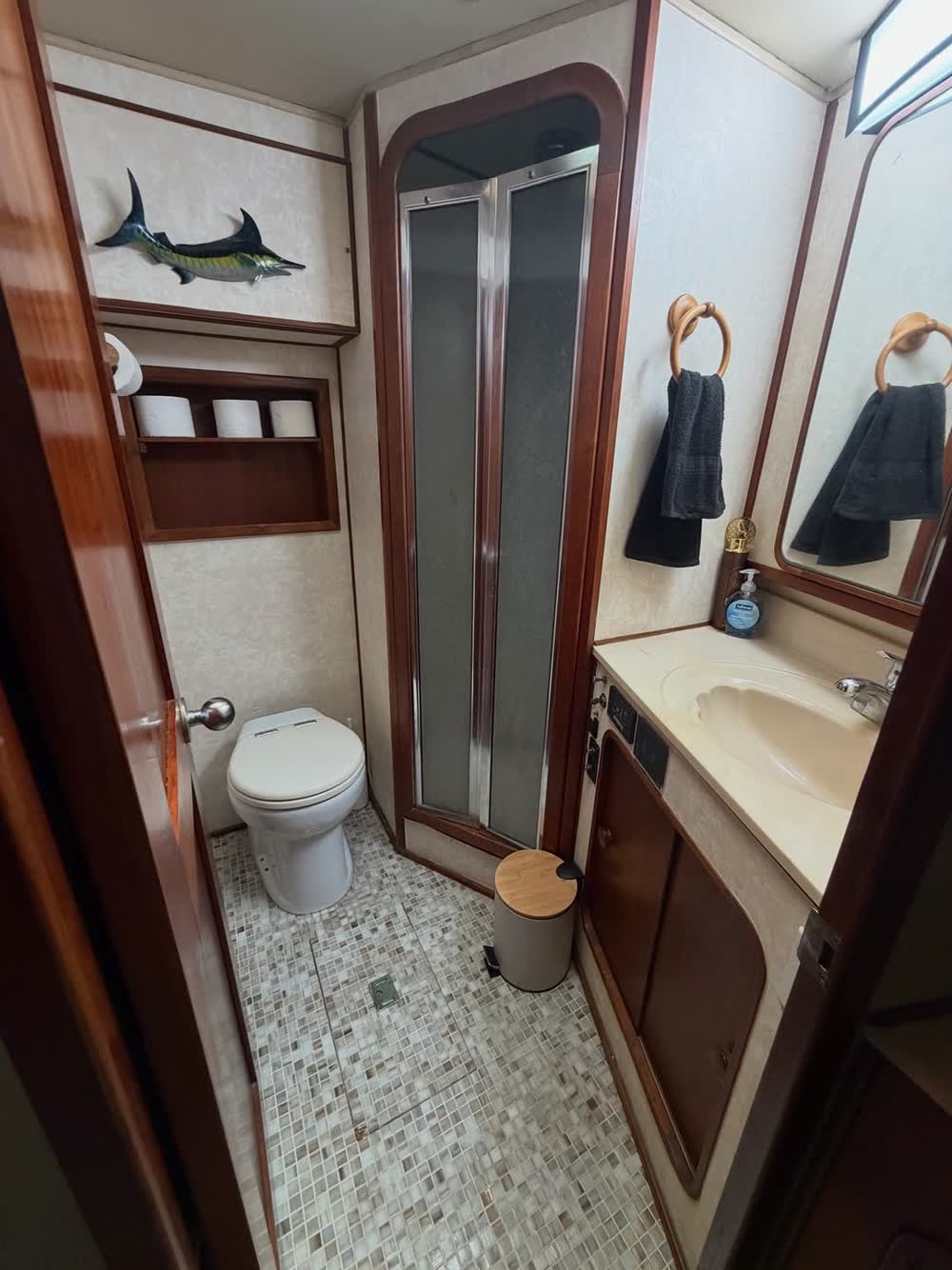 The head, with the shower and marlin plaque